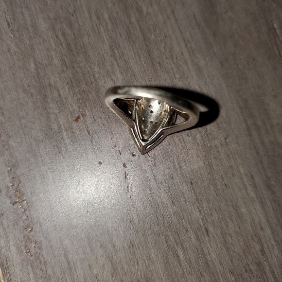 Samuels Jewelers 1/4 tcw diamond ring sz 4 - Picture 4 of 8